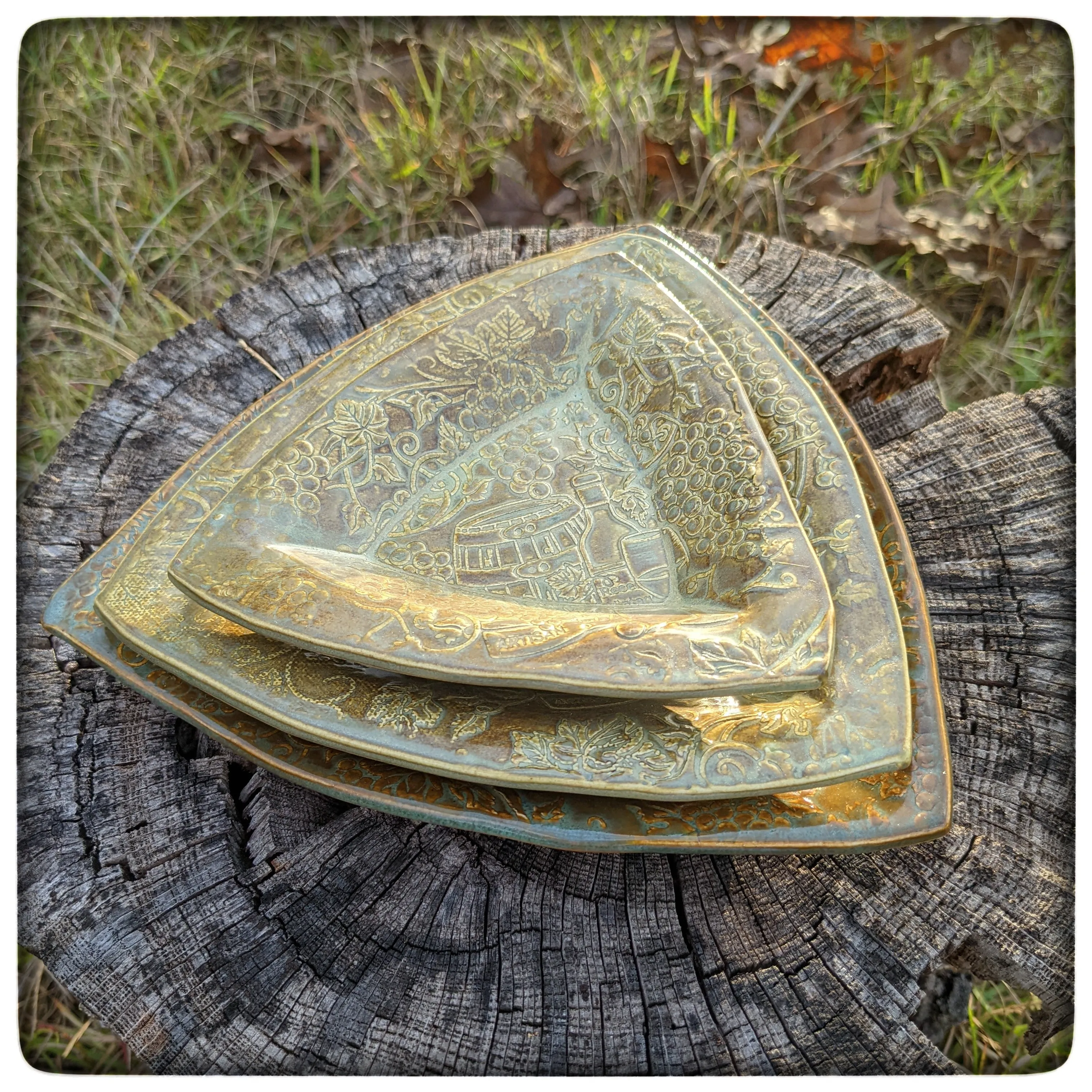 Grapevine Triangle Dish (8.5 inch)