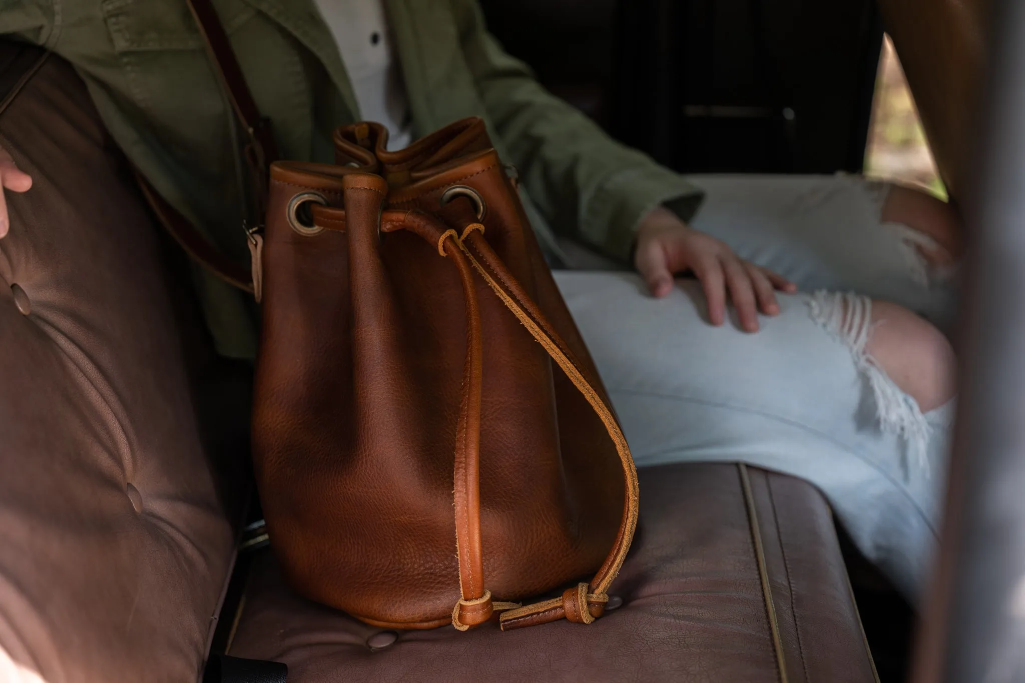 LEATHER BUCKET BAG - LARGE - COGNAC BISON